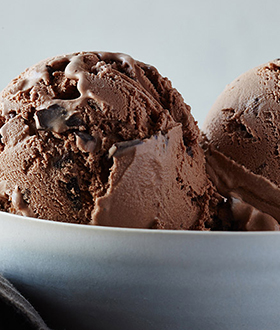 Haagen-Dazs, Double Belgian Chocolate Chip Ice Cream, Pint (1 Count) scoop